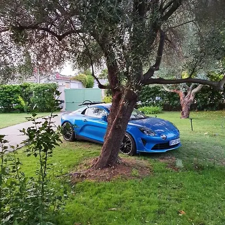 Un Jardin Pres De La A 700 M 2* سانت ماكسيم